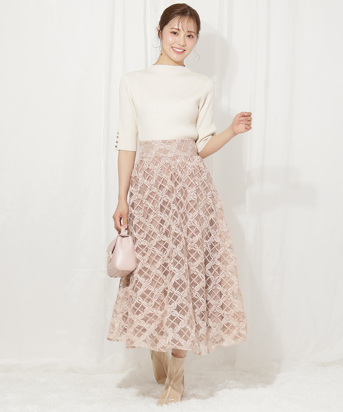 袖口ボタンボトルネックリブニット