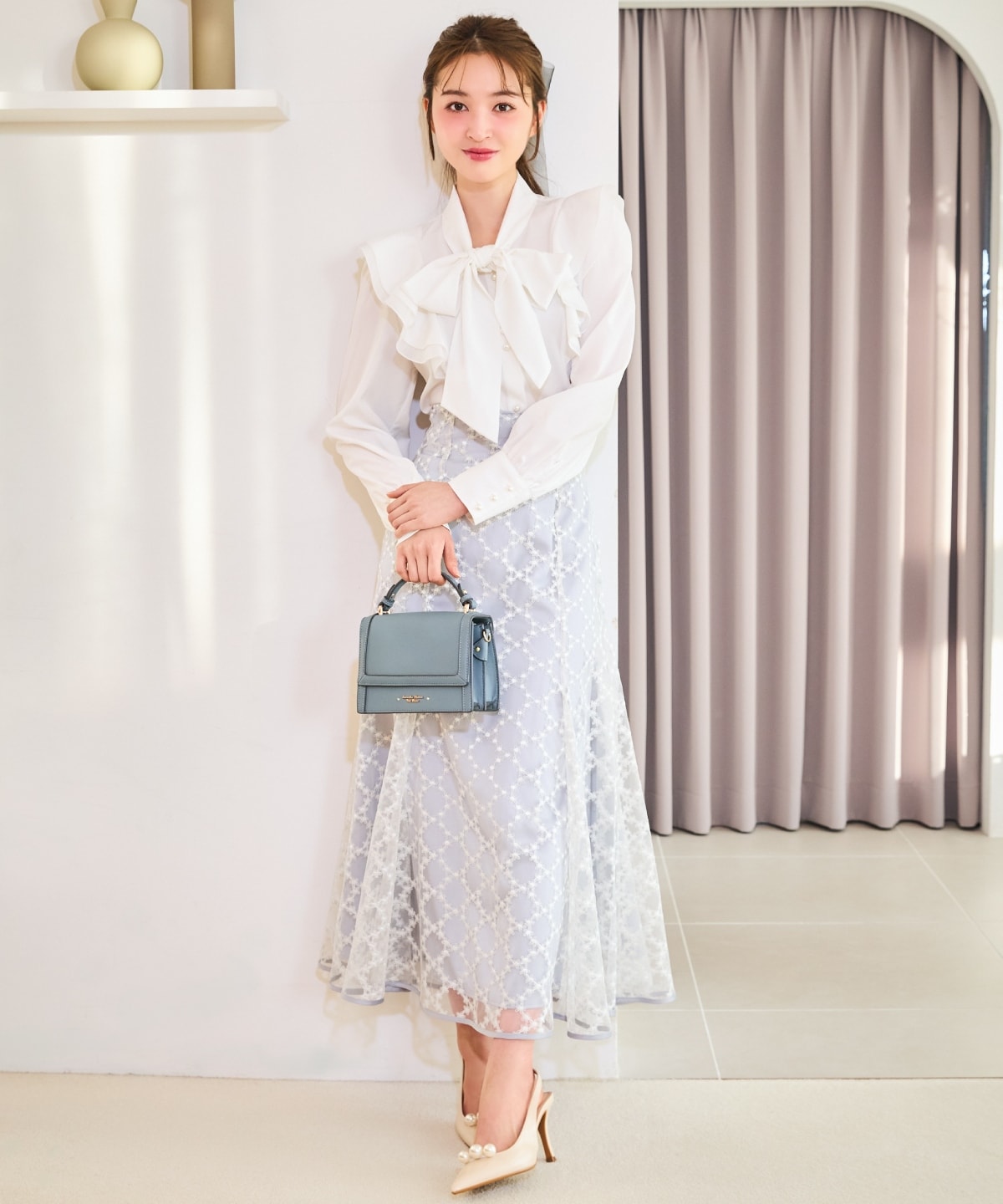 ラッフルボウタイブラウス