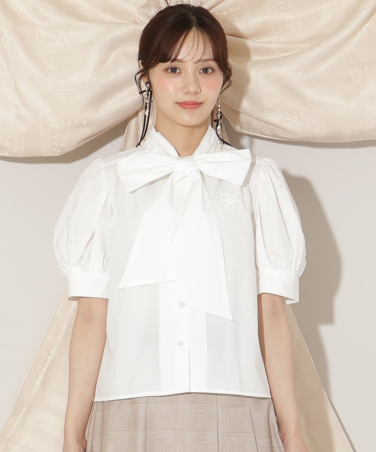モノグラム刺しゅうリボンタイブラウス