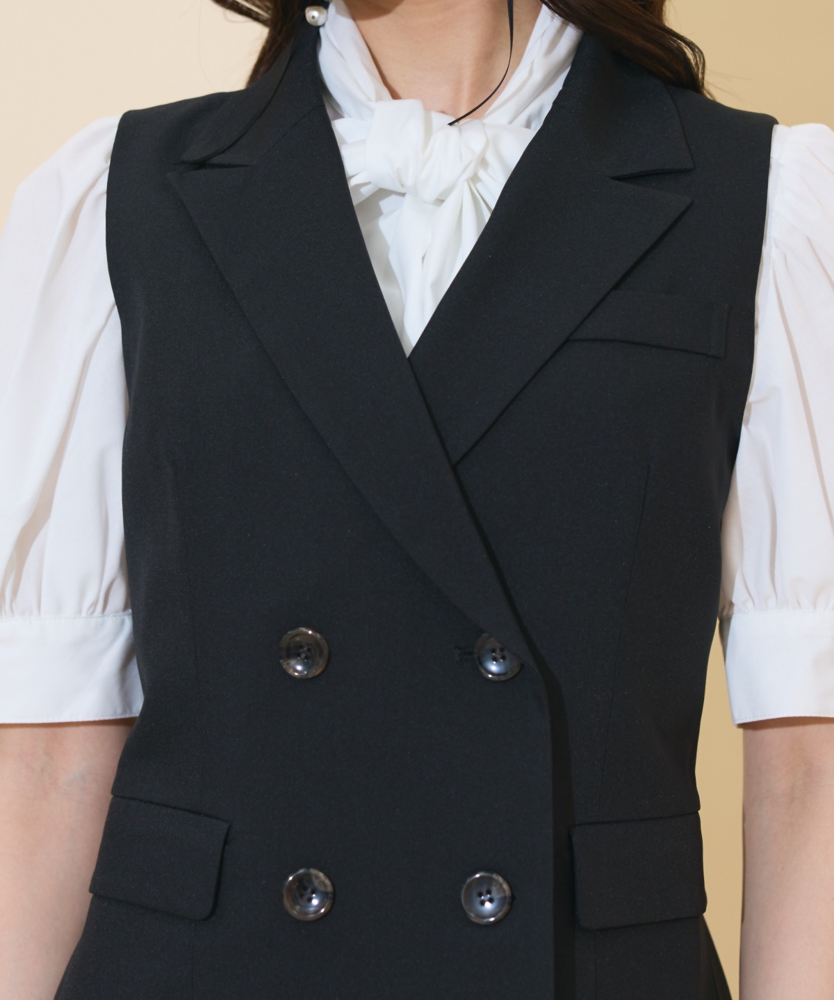 ダブルボタンショートジレ