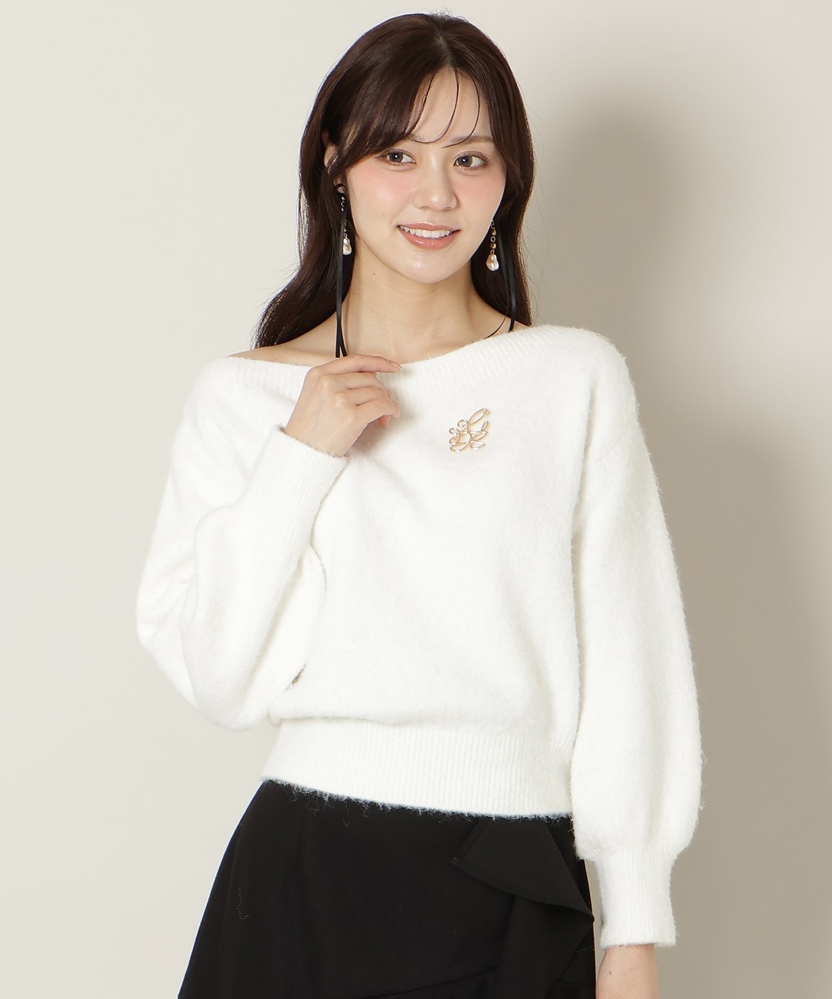 ブローチ付きオフショルニット