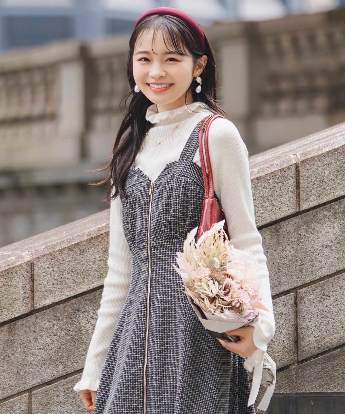 フリルネックプルオーバー