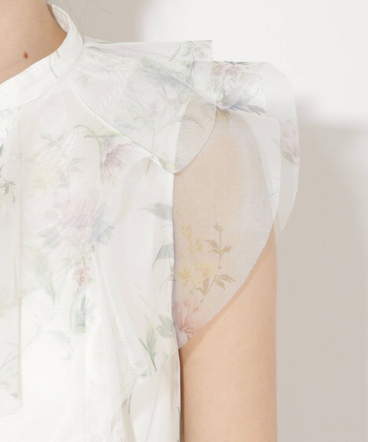 フラワーメッシュラッフルブラウス