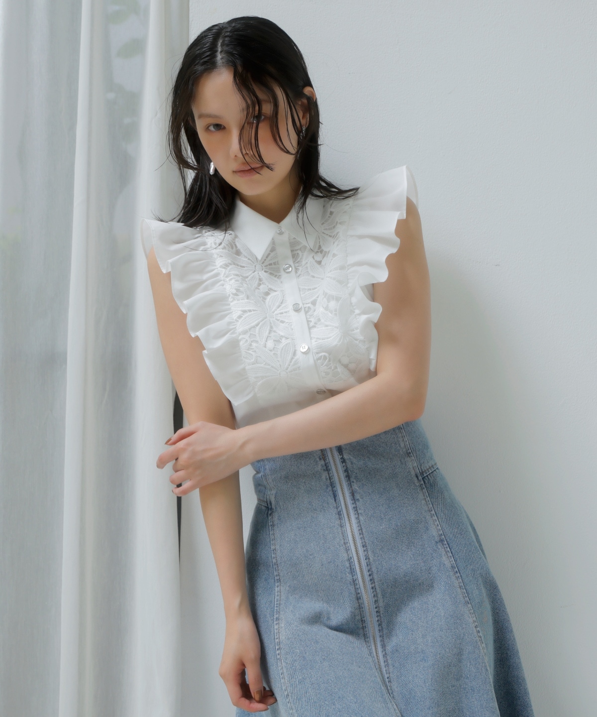 肩フリル刺繍シャツ