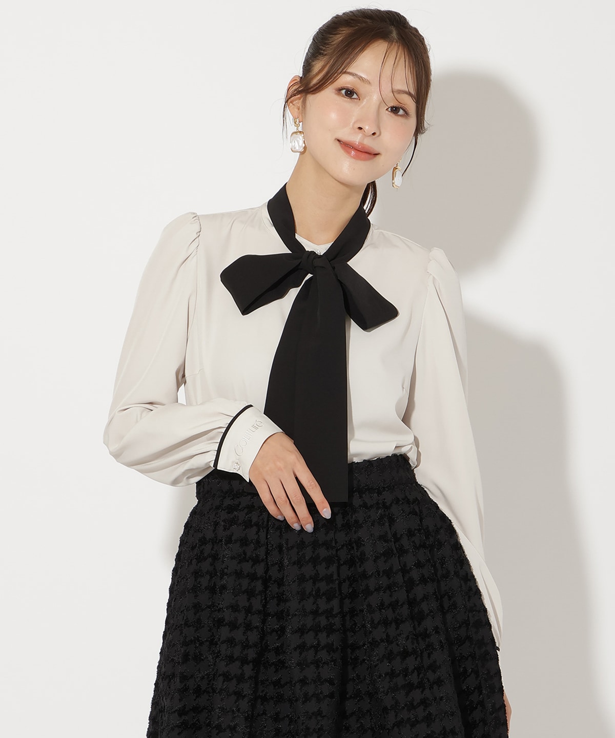 カフス刺繍ボウタイブラウス