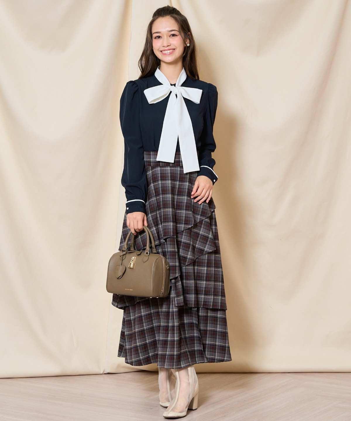 カフス刺繍ボウタイブラウス