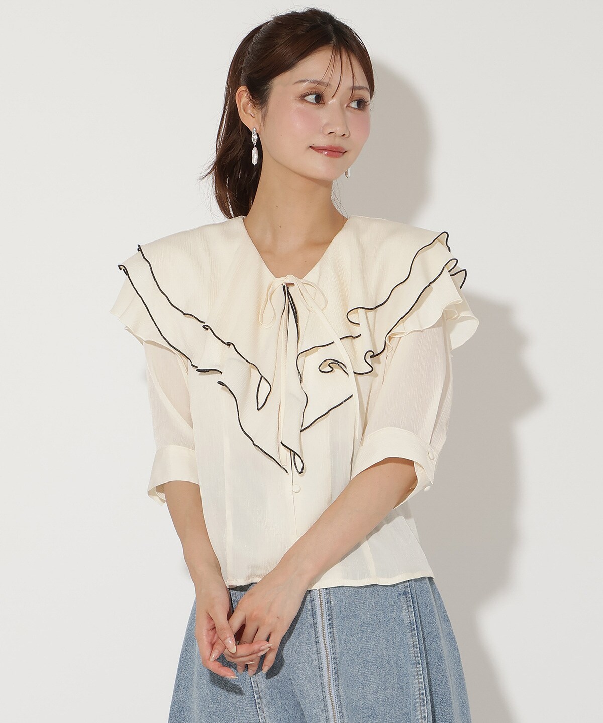 ラッフルハーフスリーブブラウス