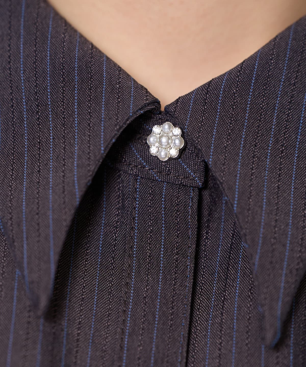 ビジューボタンフリルケープ長袖ブラウス