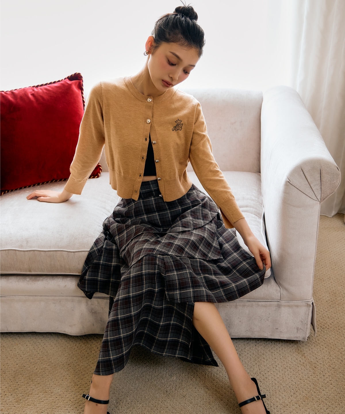 刺繍クルーネックカーディガン