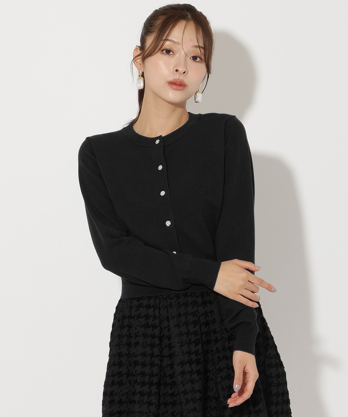 ビジューボタンクルーネックカーディガン