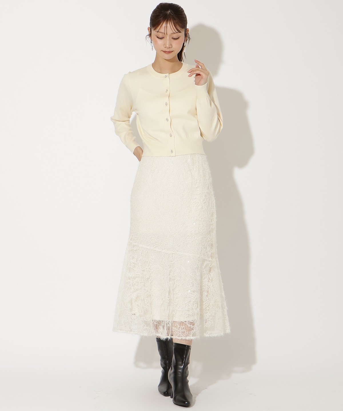 ビジューボタンクルーネックカーディガン