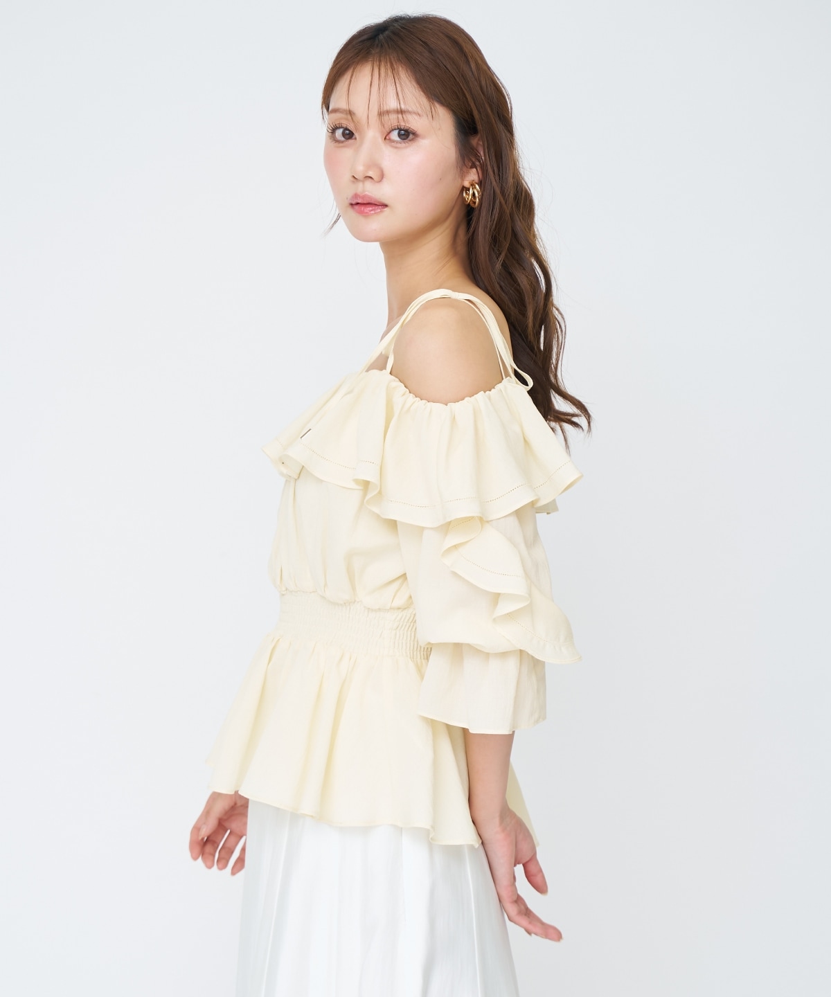 【先行予約受付中】オフショルフリルブラウス
