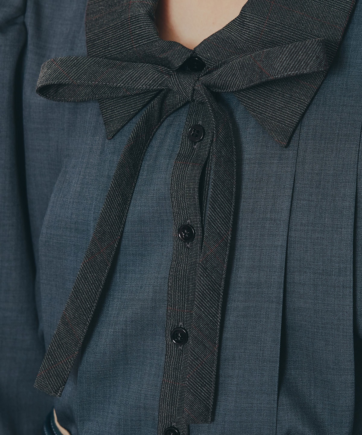 チェックバイカラーリボンタイブラウス