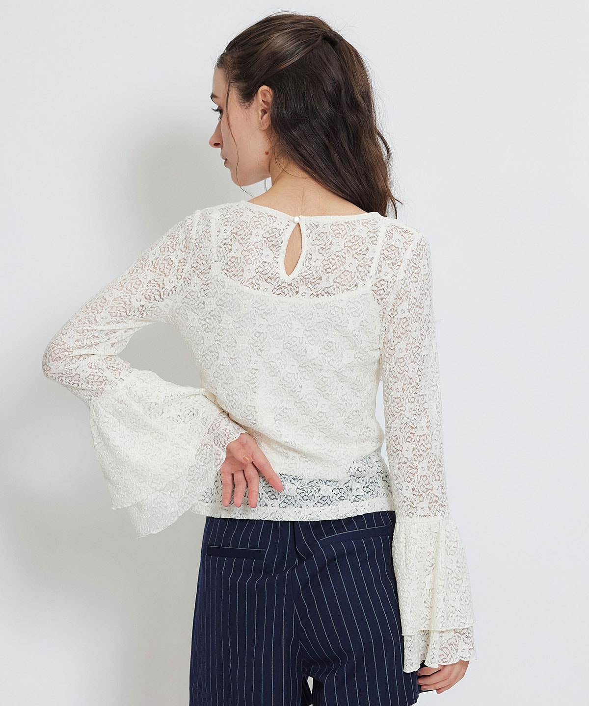 ボリュームスリーブシアーレースブラウス×ベーシックキャミソール