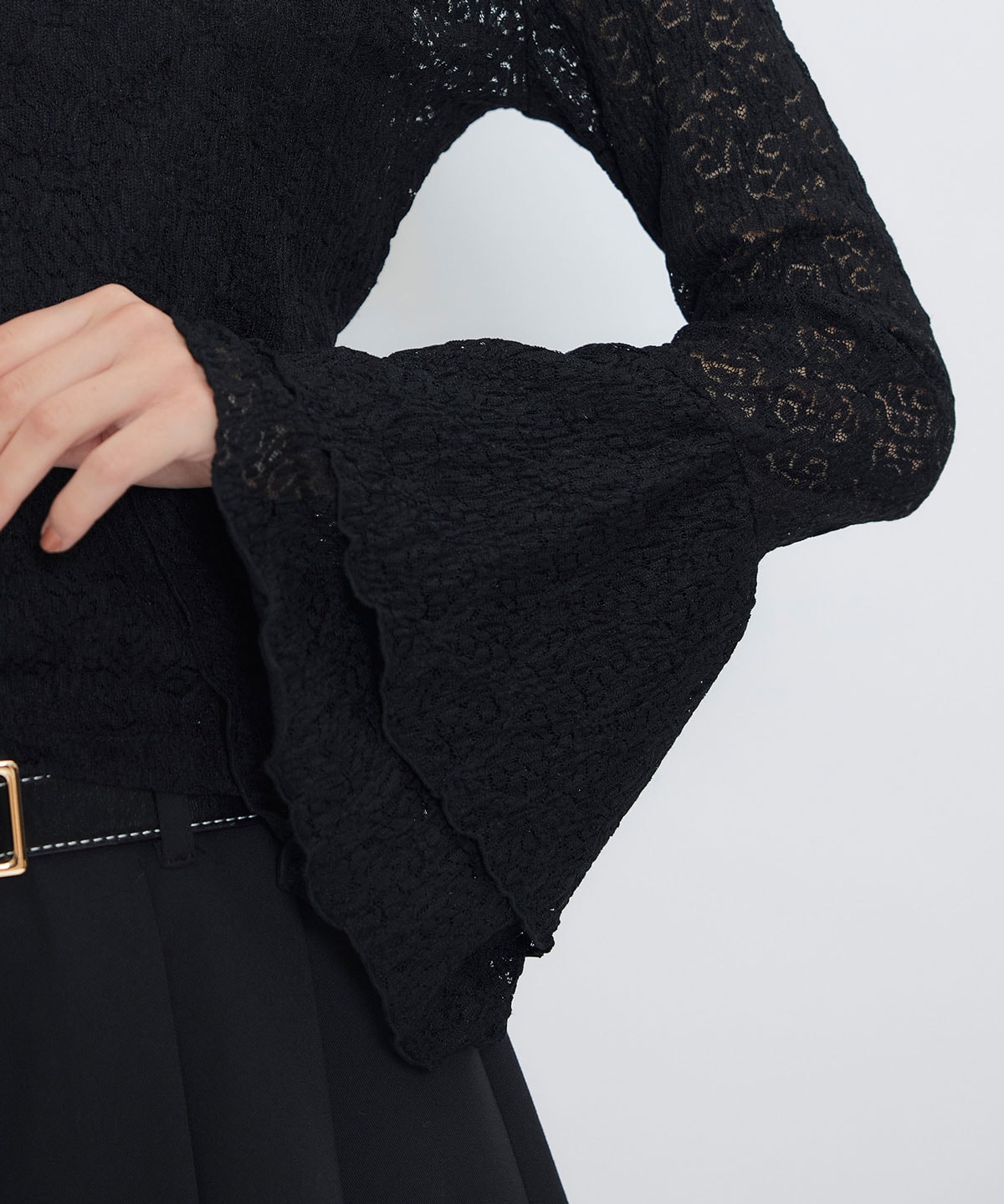 ボリュームスリーブシアーレースブラウス×ベーシックキャミソール