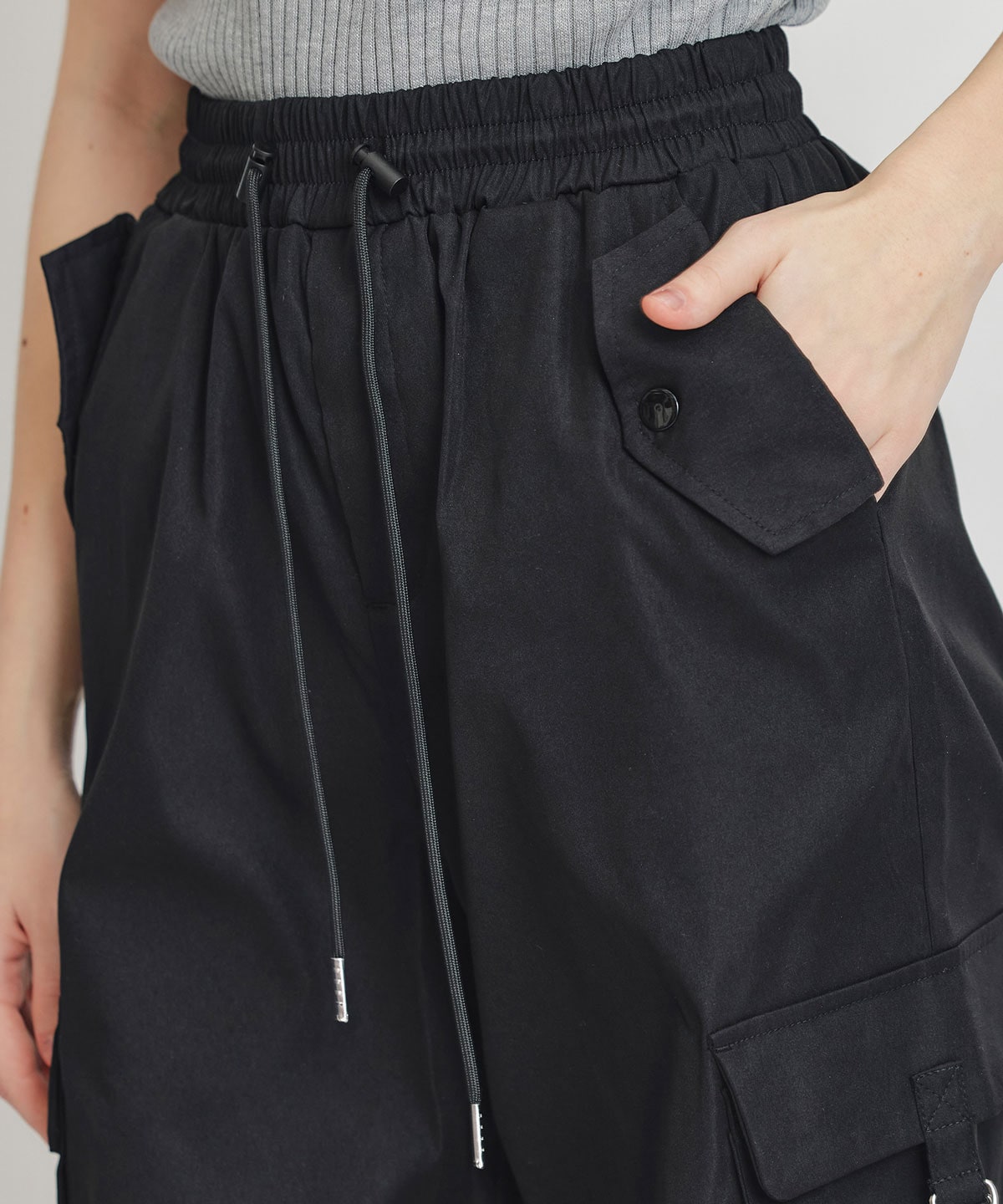 タブフラップポケットカーゴパンツ