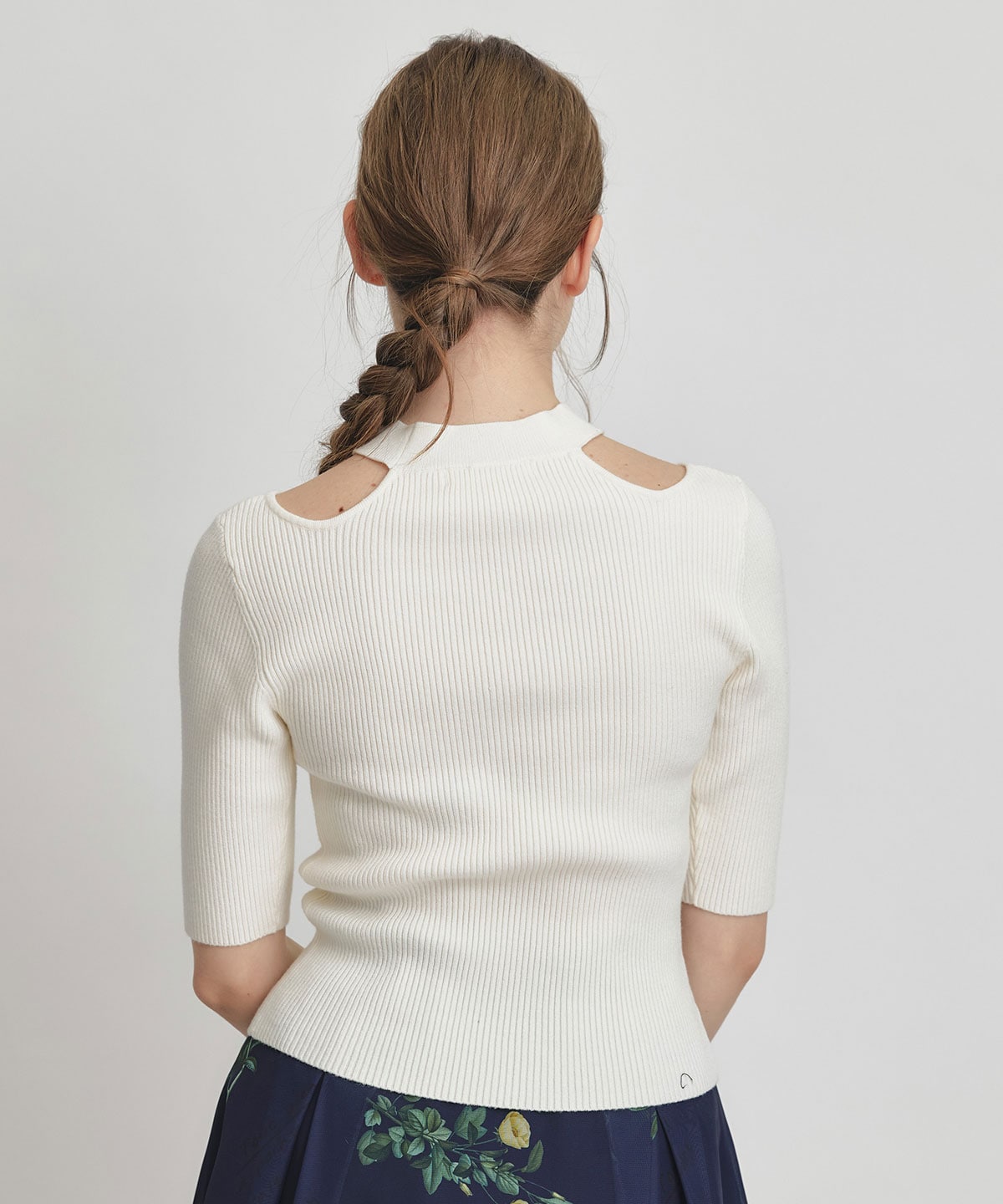 カットアウトハーフスリーブニットプルオーバー