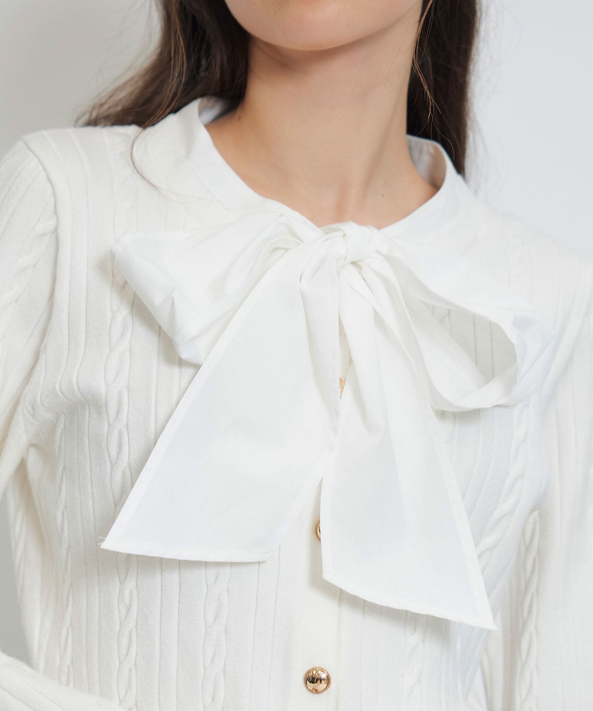 エンブレムボタンケーブルリボンタイニットトップス