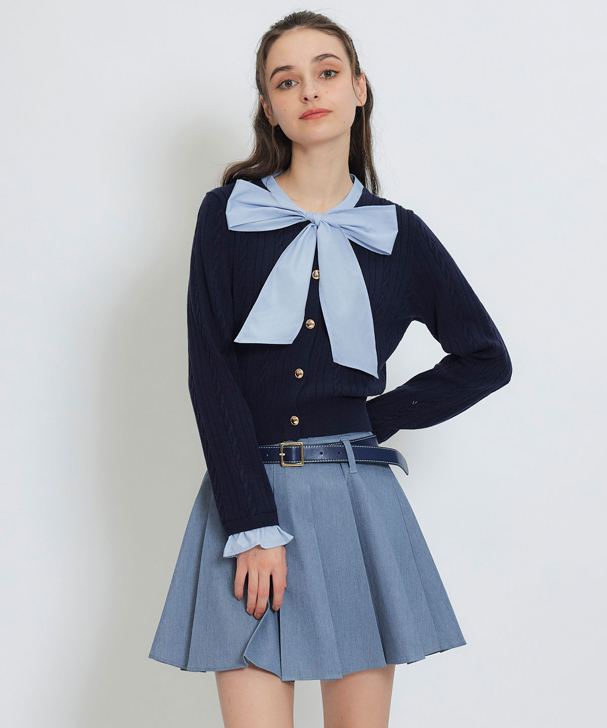 エンブレムボタンケーブルリボンタイニットトップス