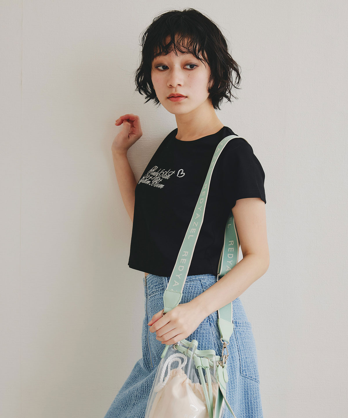 カリグラフィーロゴエンブロイダリークロップドTシャツ