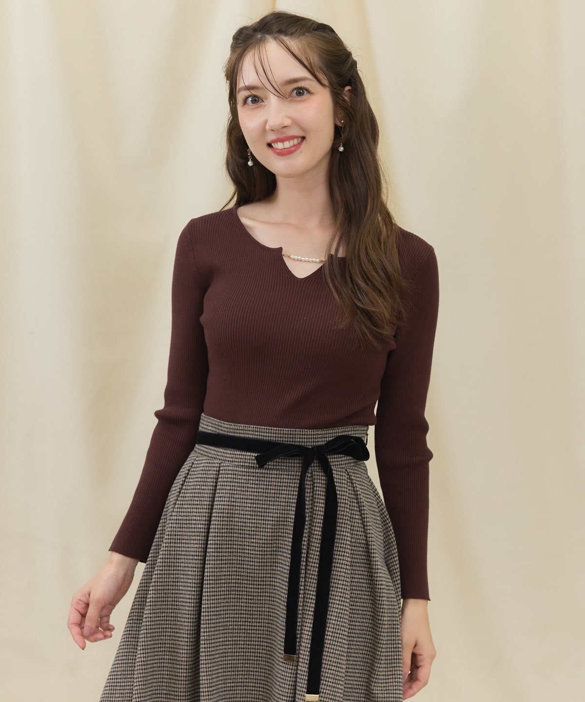 長袖パールキーネックニットプルオーバー