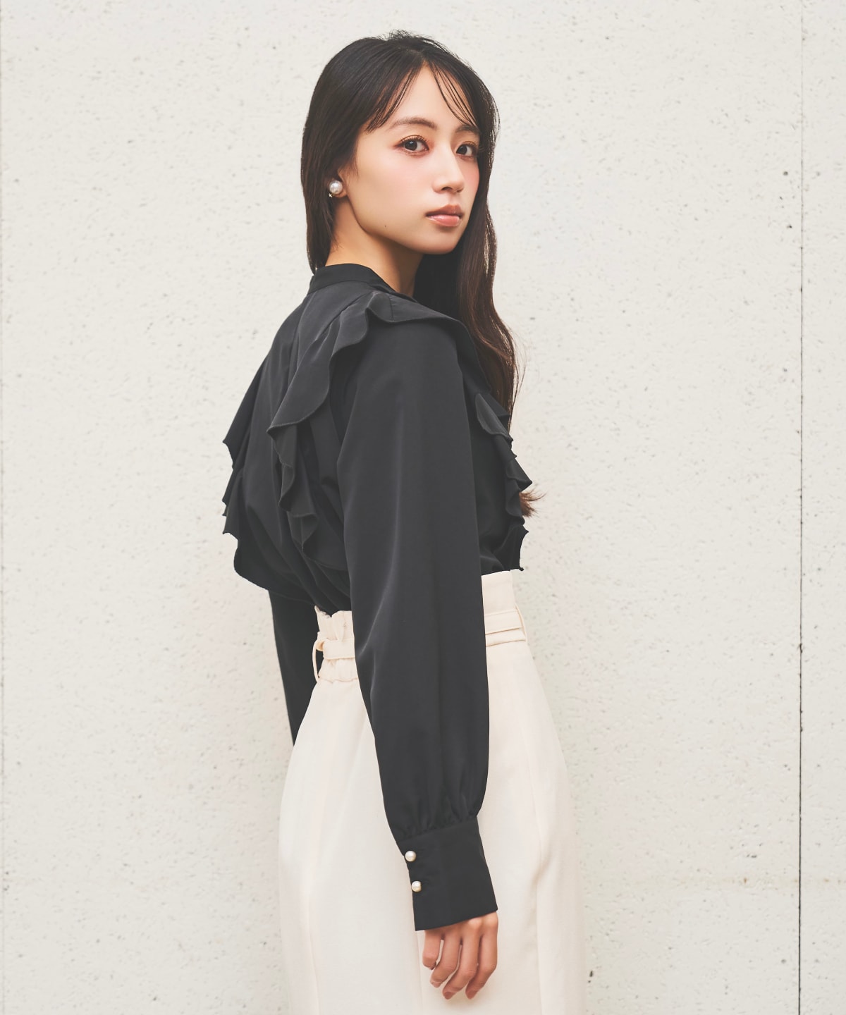 パールボタン付フリルブラウス