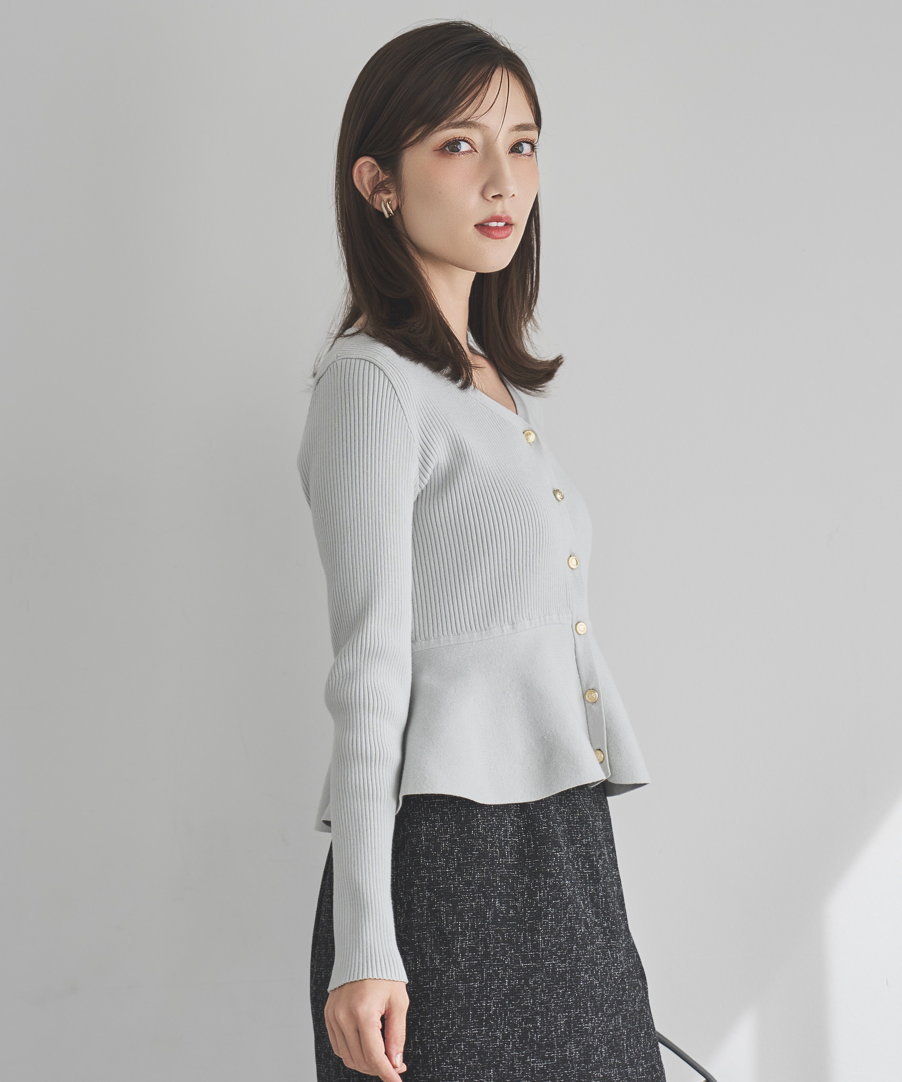 ペプラムリブ金ボタンニット