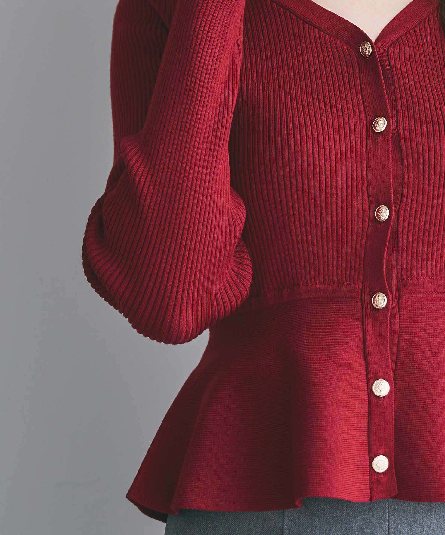 ペプラムリブ金ボタンニット