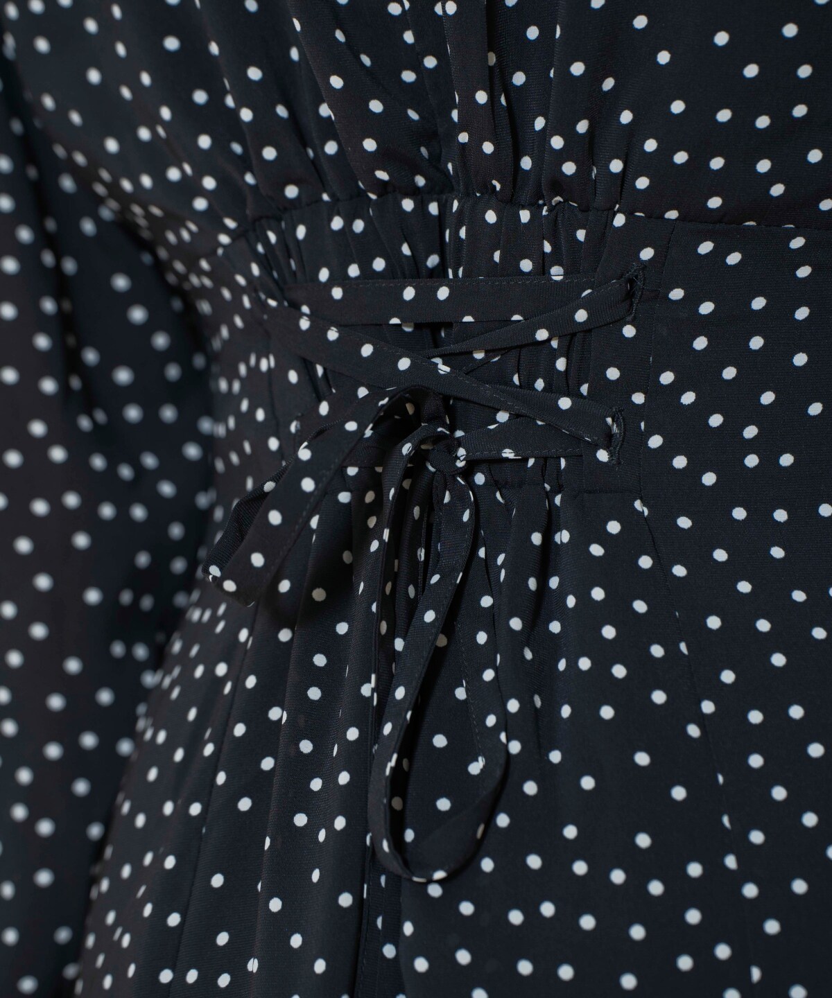 ドット柄ギャザーヘムボウタイワンピース