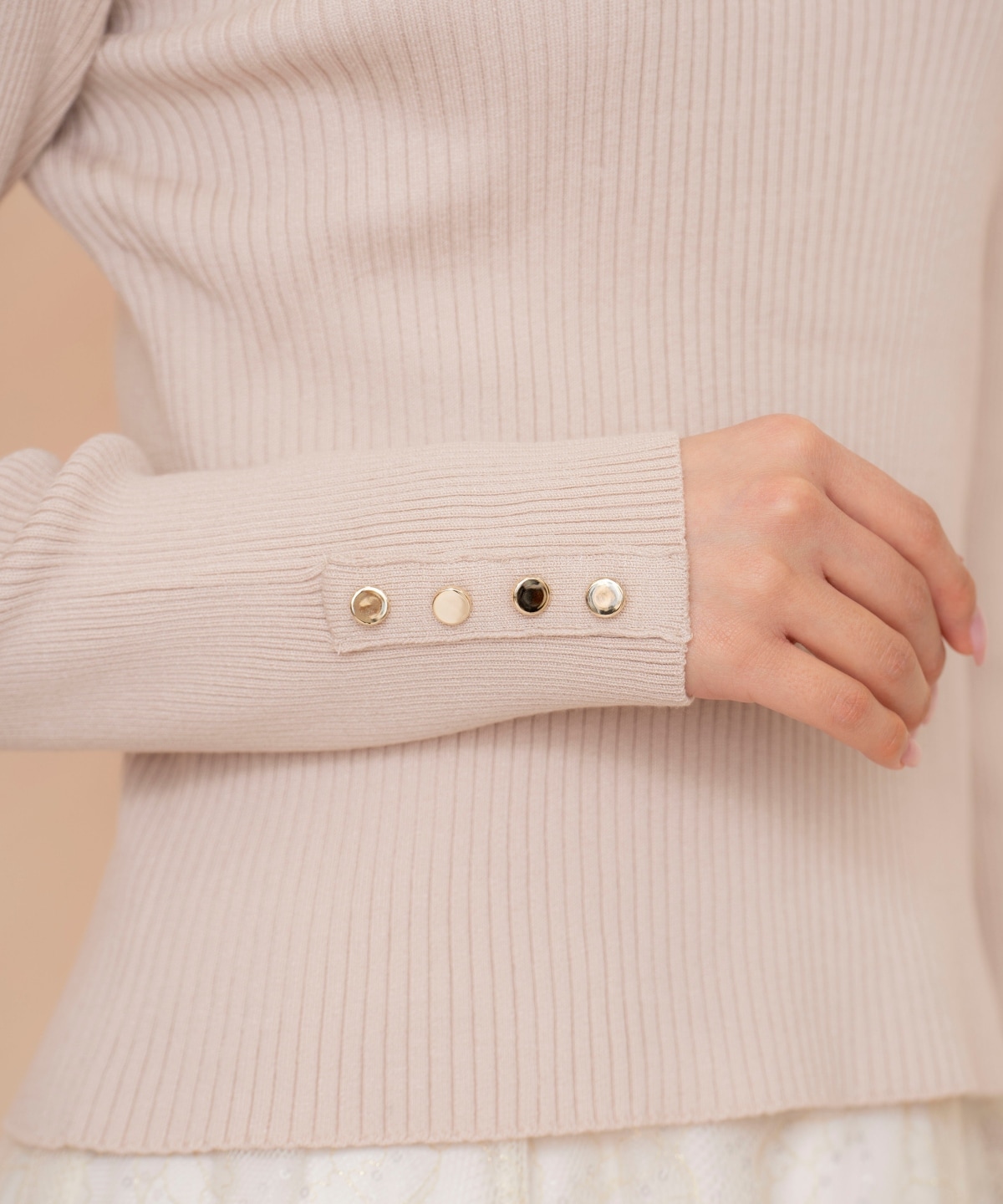袖口ボタンボトルネックリブニット