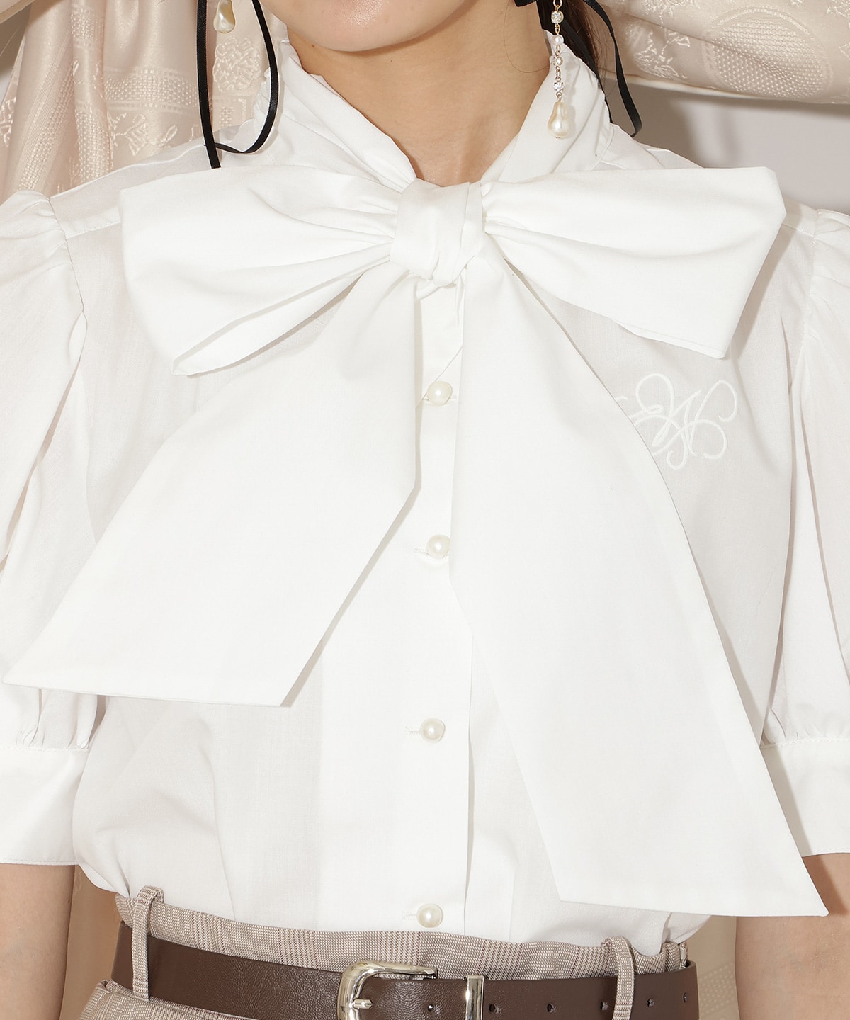 モノグラム刺しゅうリボンタイブラウス
