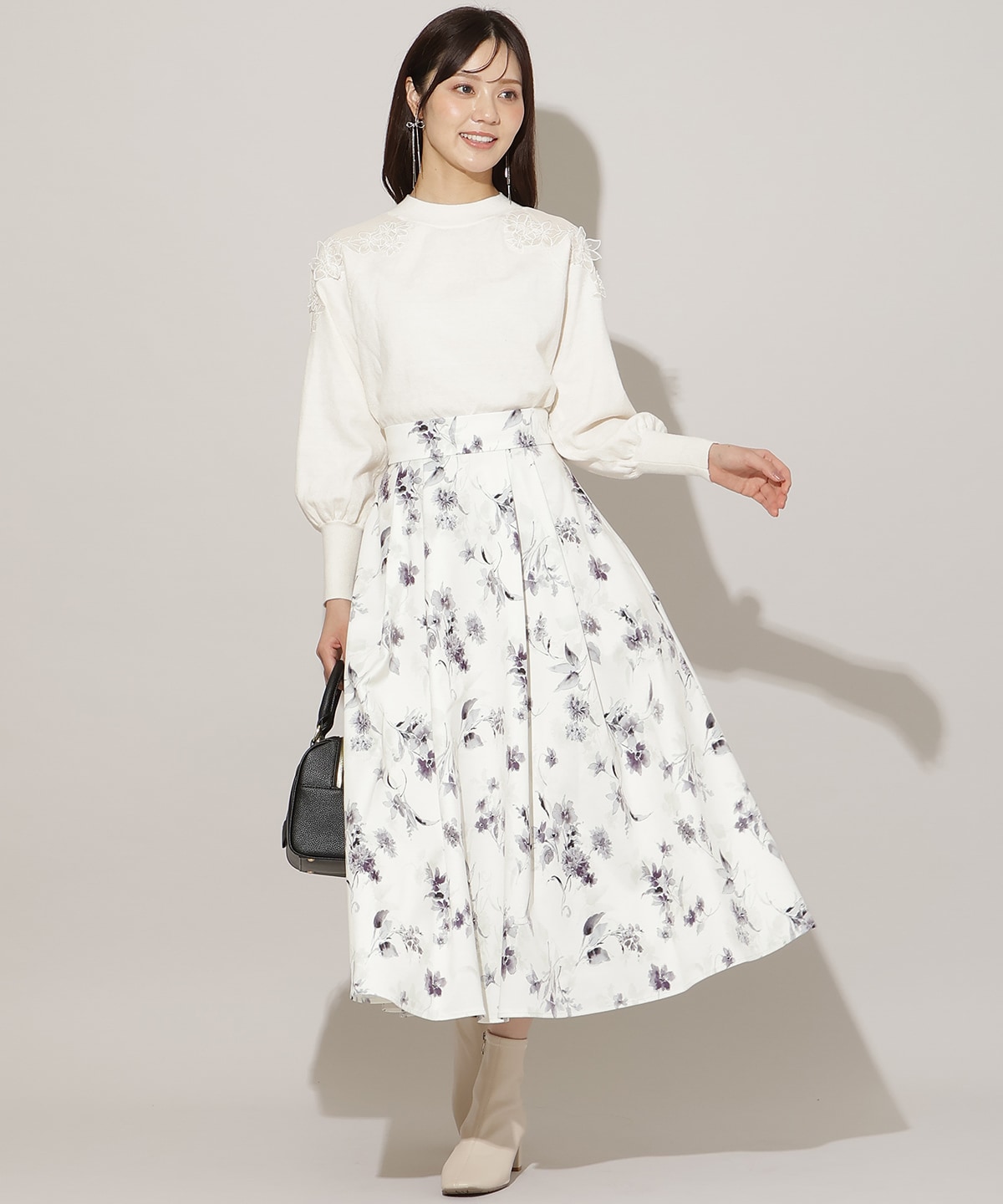 ショルダーエンブロイダリーニット