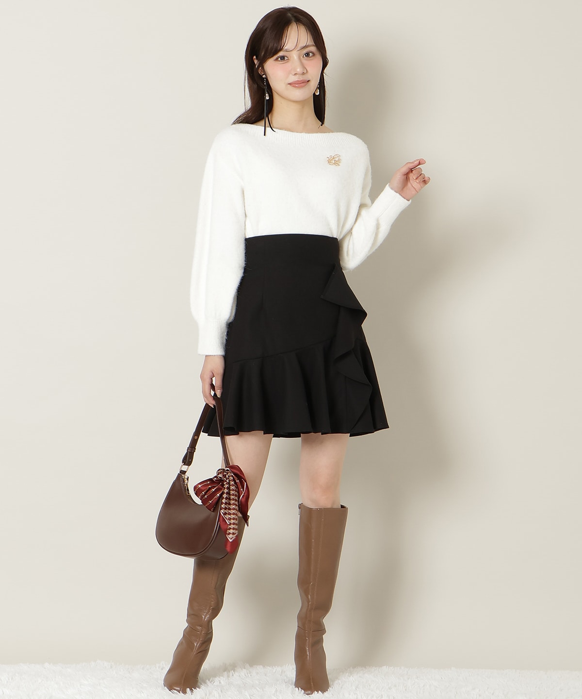 ブローチ付きオフショルニット