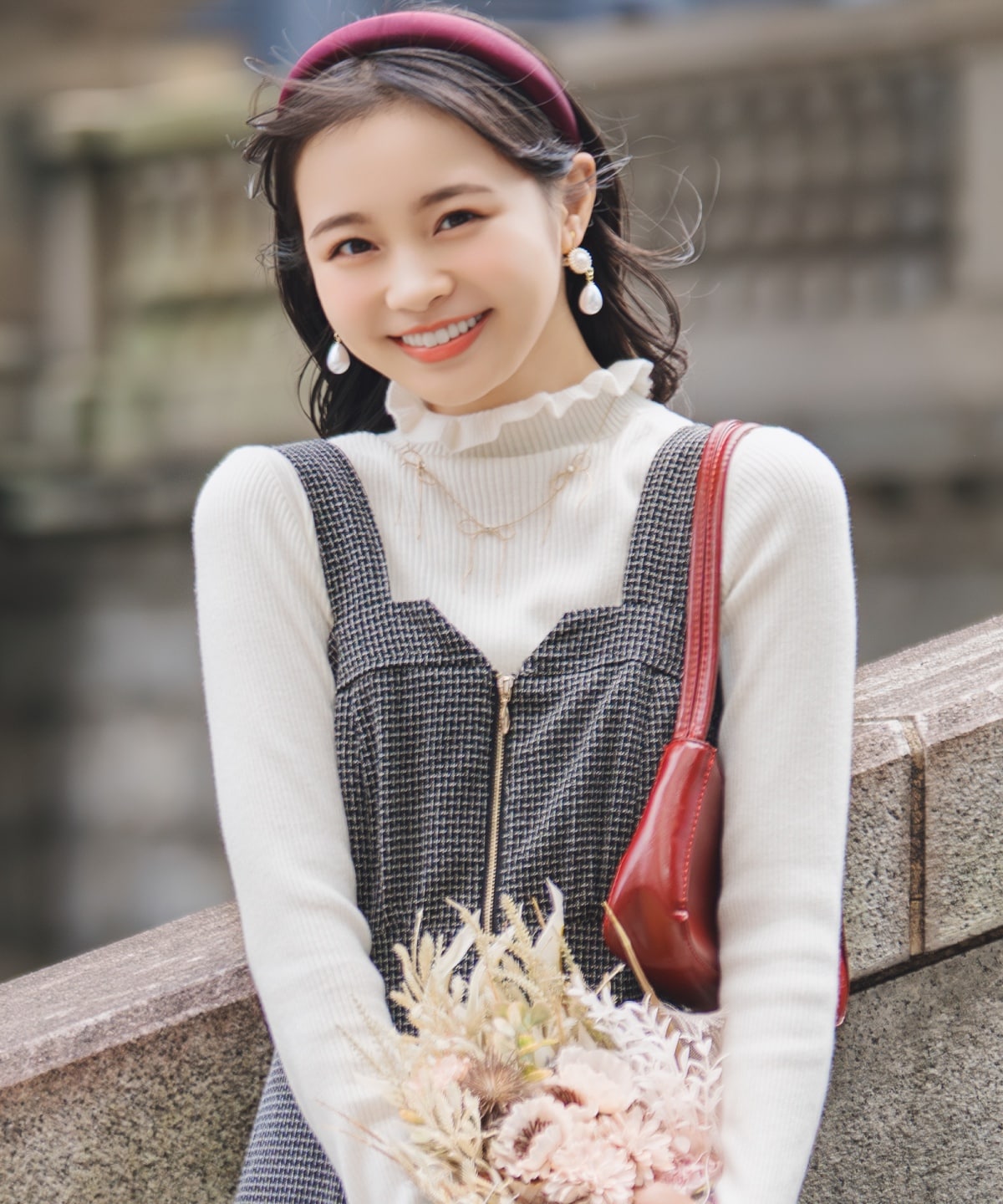 フリルネックプルオーバー