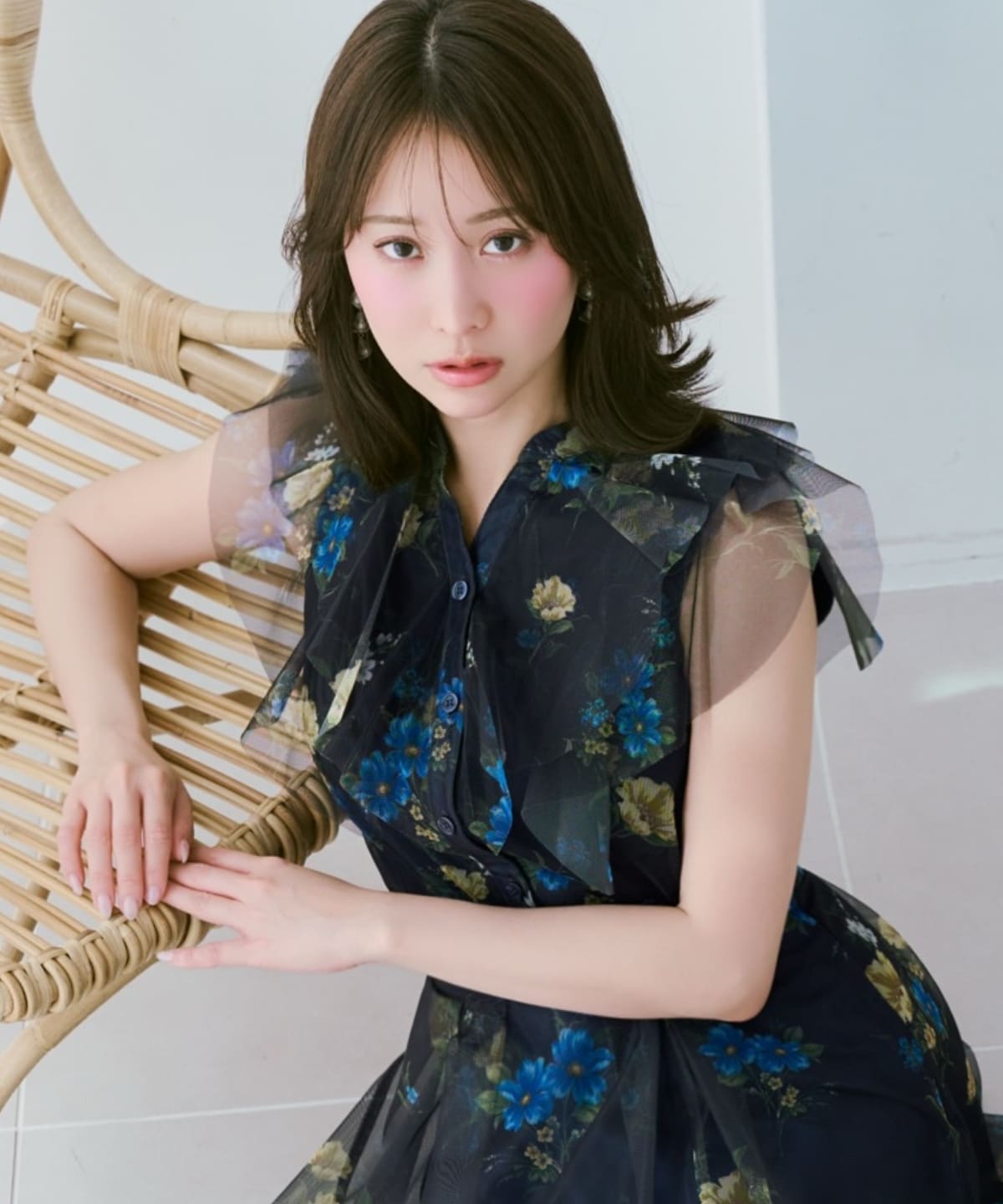 フラワーメッシュラッフルブラウス