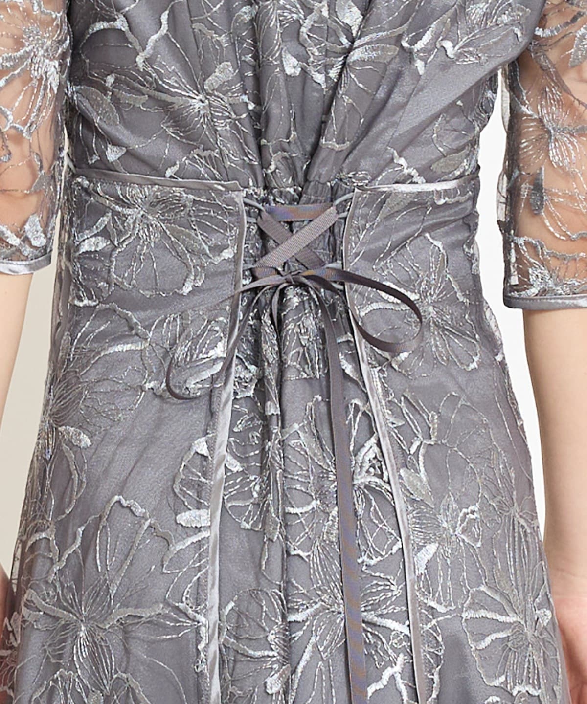 パイピングライン刺繍ワンピース