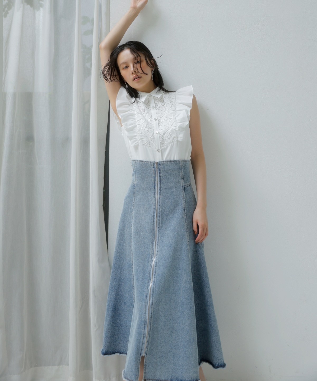 肩フリル刺繍シャツ