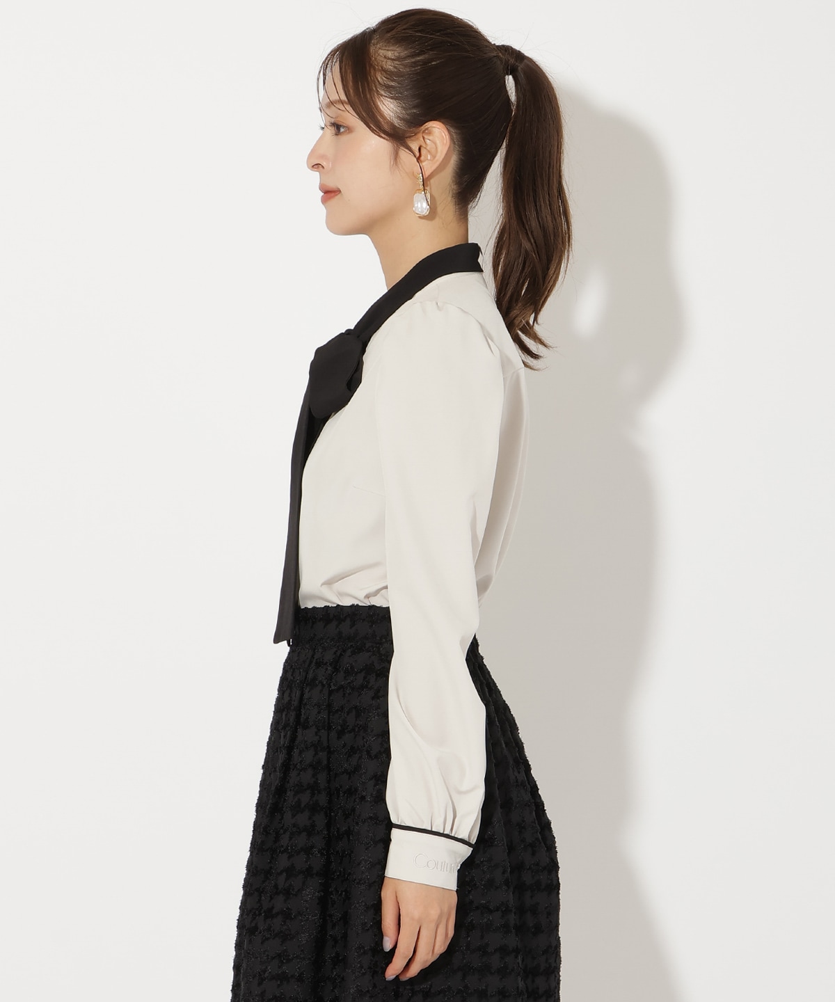 カフス刺繍ボウタイブラウス