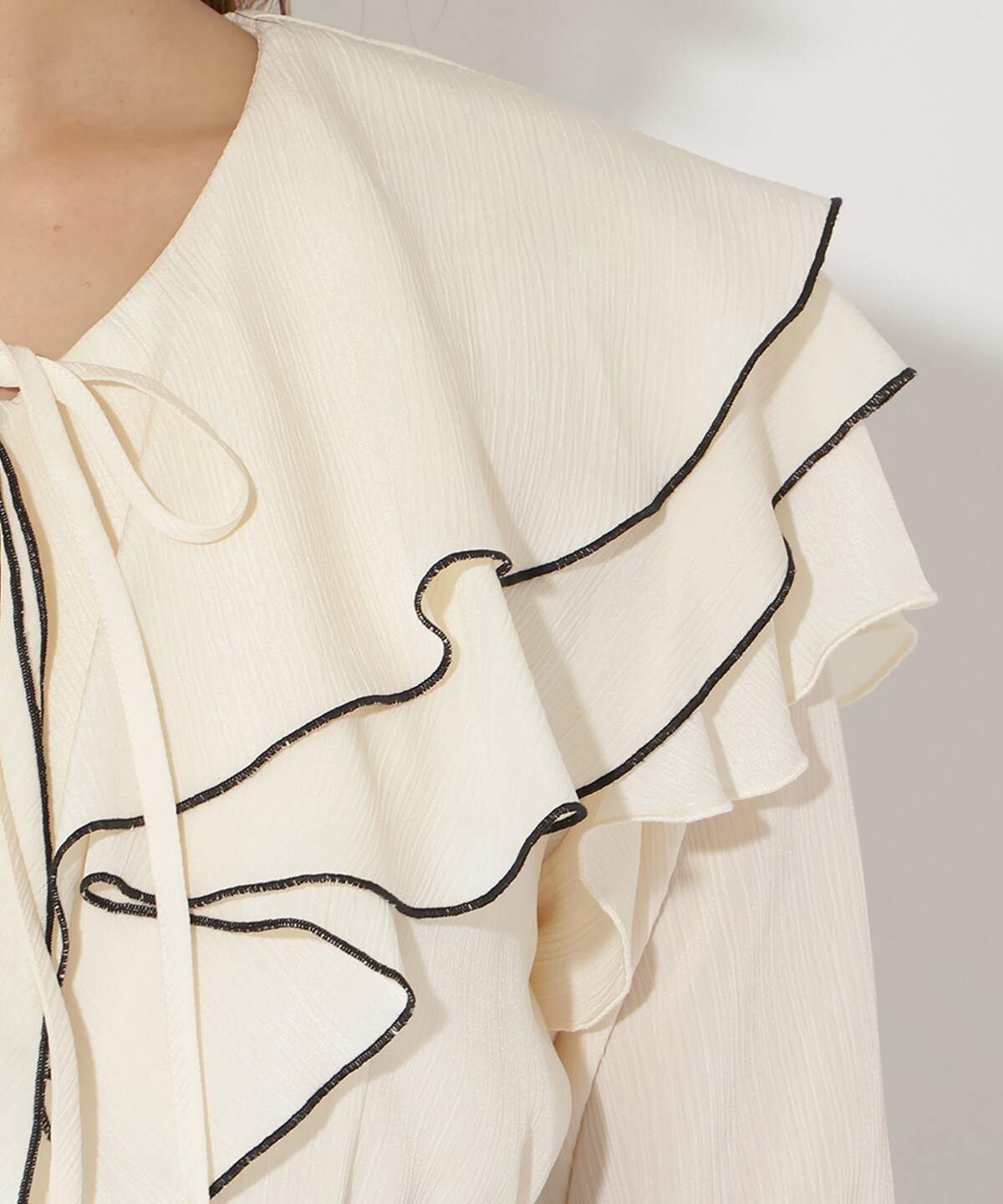 ラッフルハーフスリーブブラウス