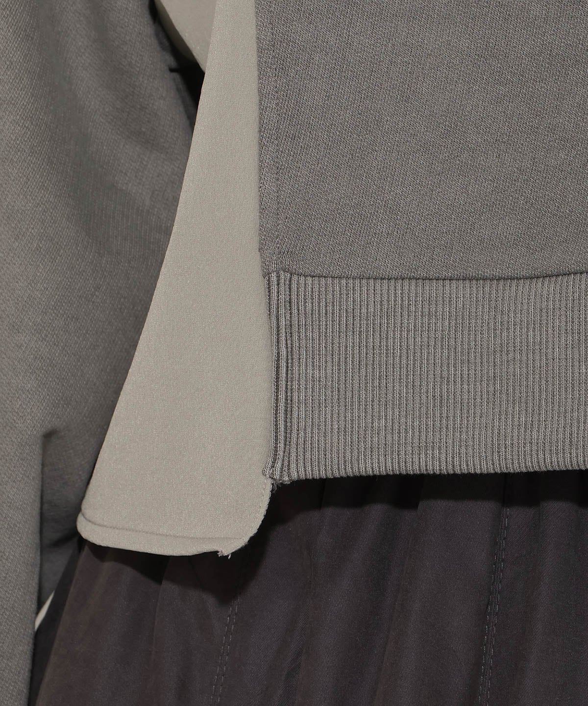 ライン入り裏毛トップス