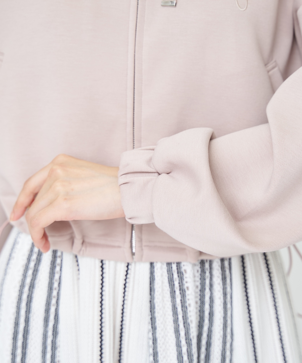 【先行予約受付中】ロゴ刺繍ZIPパーカー