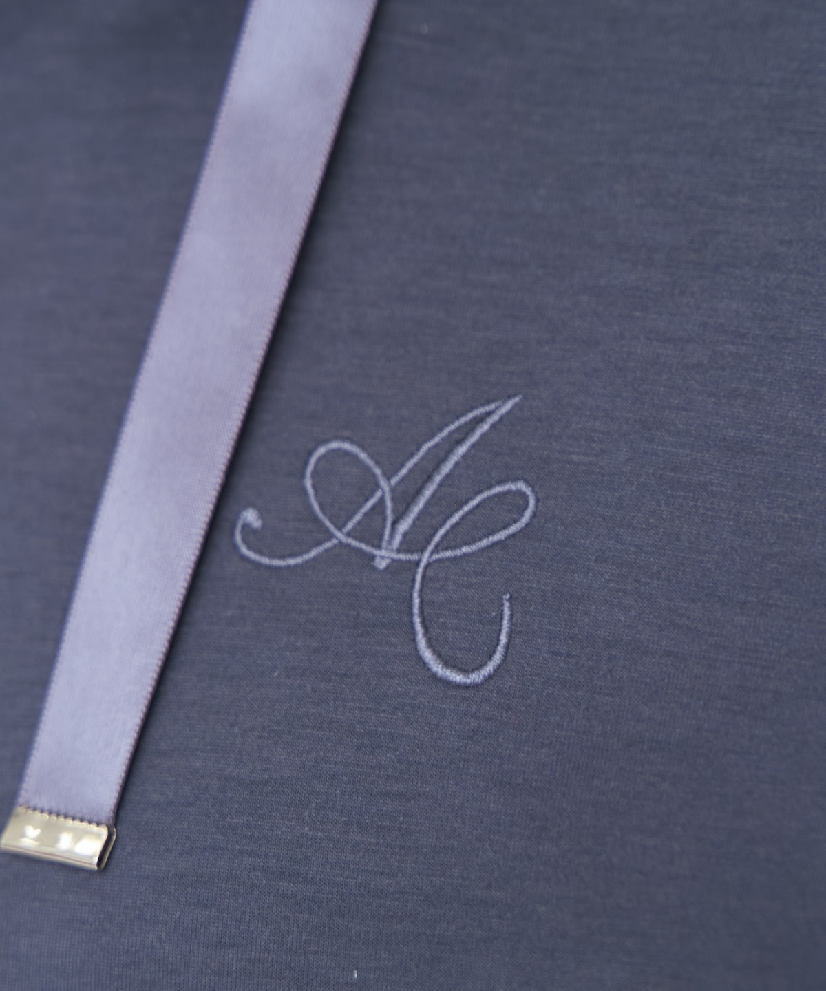 【先行予約受付中】ロゴ刺繍ZIPパーカー