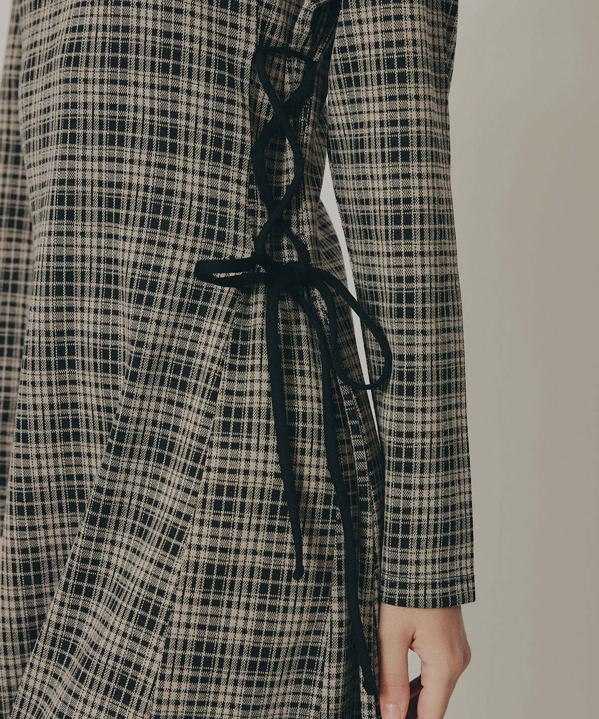 エンブレムサイドレースアップチェックワンピース