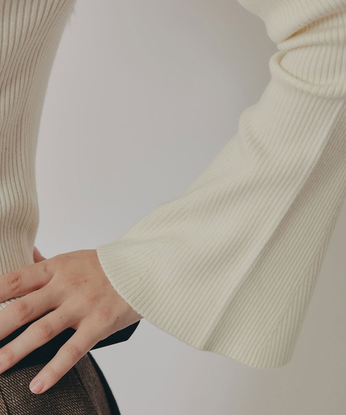 カットアウトリブニットトップス