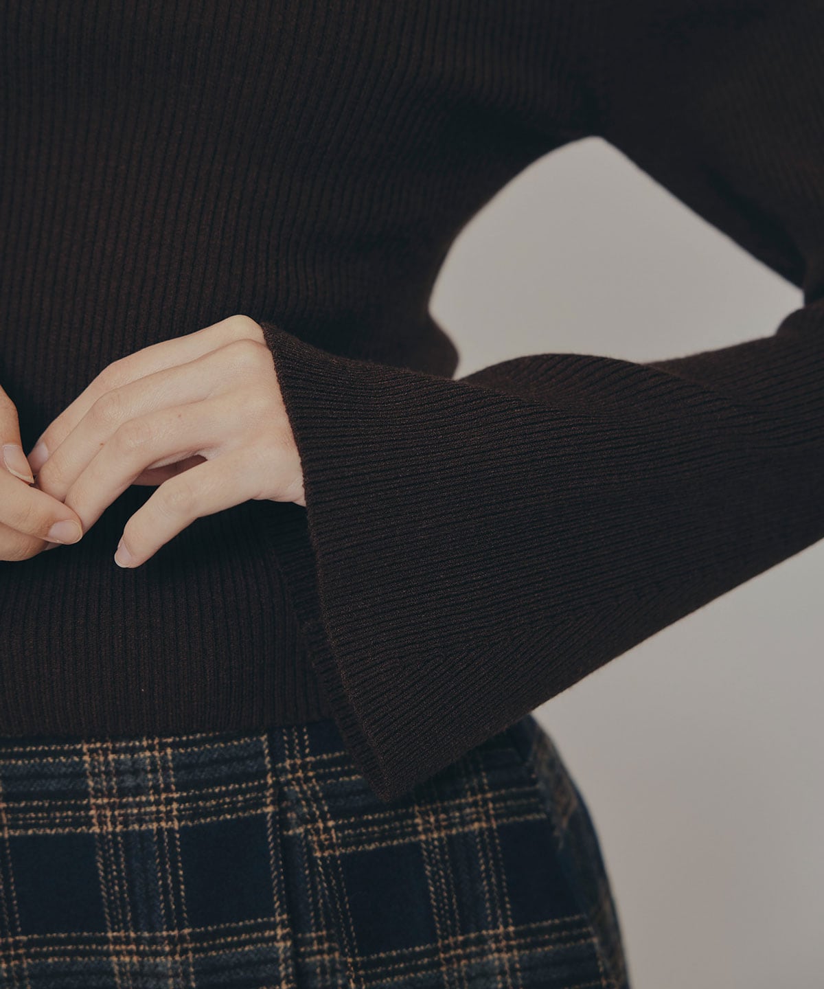 カットアウトリブニットトップス