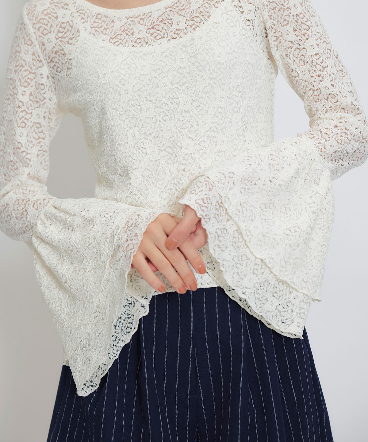 ボリュームスリーブシアーレースブラウス×ベーシックキャミソール