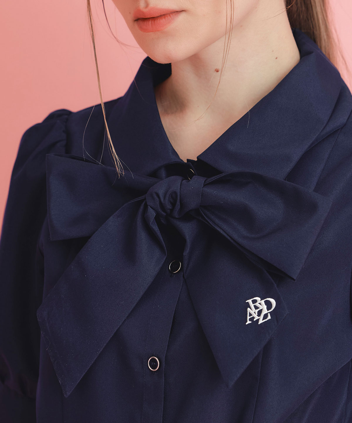 ロゴリボンパフスリーブブラウス