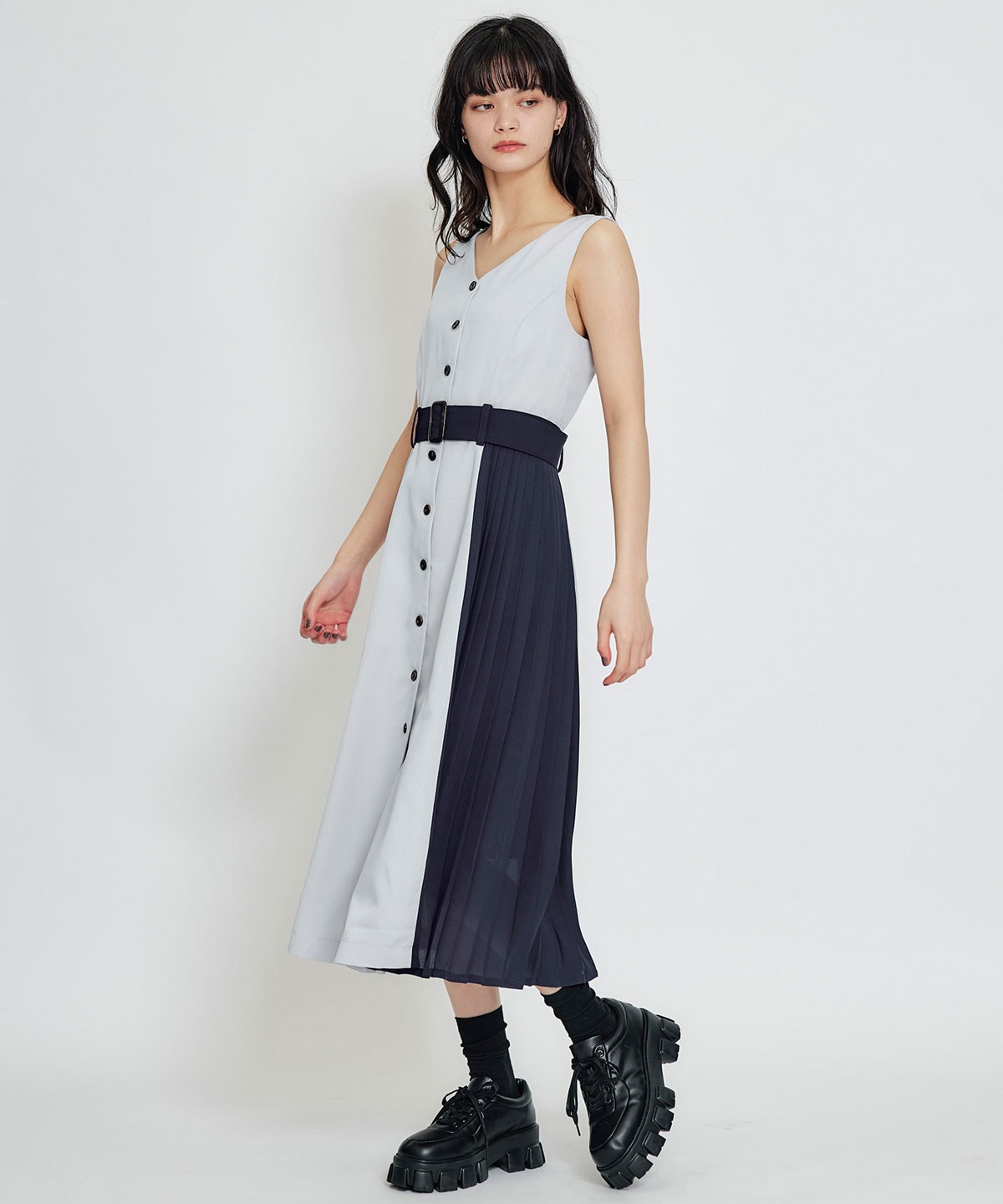 トレンチディティールショートシャツジャケット×バイカラープリーツフレアロングワンピースセットアップ