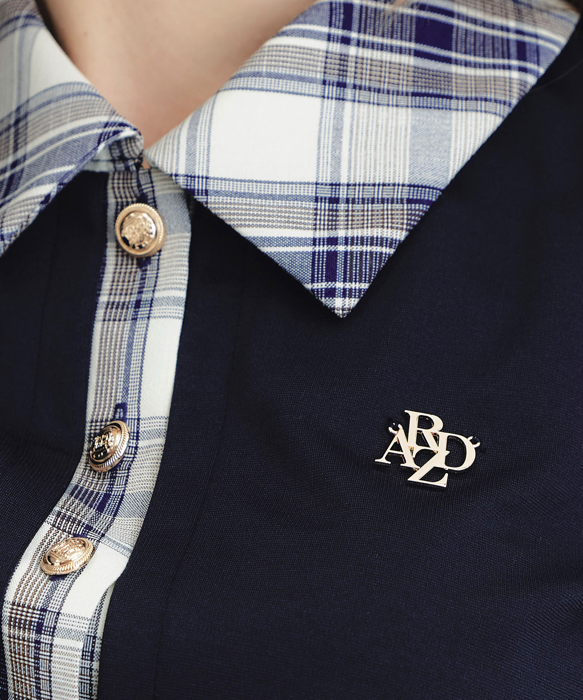 ロゴブローチブラウス×チェックプリーツミニスカートセットアップ