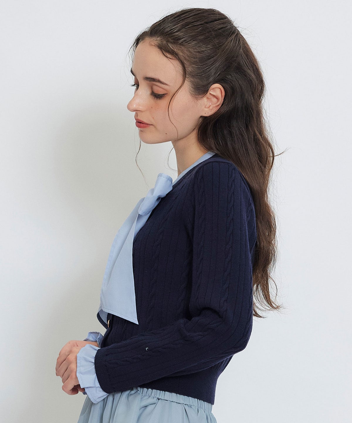 エンブレムボタンケーブルリボンタイニットトップス